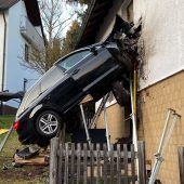 Auto kracht in Haus: Fahrer stirbt