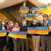 Klares Zeichen in Blau und Gelb