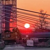 Sonnenaufgang über Brückenbaustelle