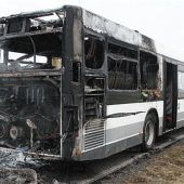 Bus brennt bei Babensham völlig aus – Fahrer vorsorglich ins Krankenhaus gebracht