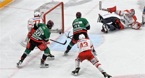 Alex Höller staubt zum zweiten seiner drei Treffer ab. Foto Hans-Jürgen Ziegler