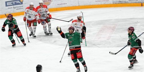 Alexander Höller jubelt  über den neuen Oberliga-Rekord der Starbulls. Noch nie hat ein Spieler in 7:58 Minuten drei Tore für Rosenheim erzielt. Foto Hans-Jürgen Ziegler