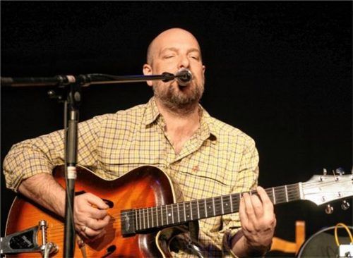 Als Kabarettist hat Stephan Zinner stets einen Gag auf Lager, als Musiker und Sänger trifft er jeden Ton. Foto Müller