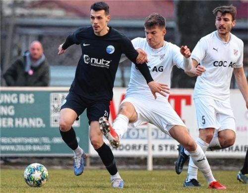 Ampfings Irfan Selimovic, hier von Erlbachs Maximilian Manghofer attackiert, hatte zwei Torchancen.Foto Butzhammer