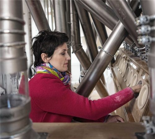 An eine drohende Knappheit bei Mehl glaubt Monika Drax, Inhaberin der Drax-Mühle in Rechtmehring, nicht.Foto Re/Bauer
