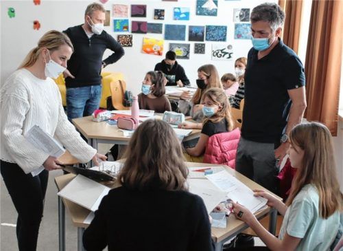 Ankommen in Feldkirchen-Westerham: Die ukrainische Lehrerin Olana Aliieva, Konrektor Ralf Kassirra (hinten) und Schulleiter Jürgen Lang mit den ukrainischen Kindern und Jugendlichen beim Unterricht. Foto Hadersbeck