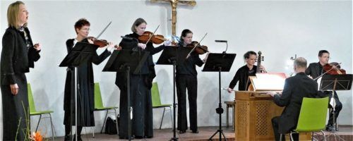 Anna Steinkühler (links) singt inmitten eines achtköpfigen, von Simon Steinkühler (rechts) geleiteten Instrumentalensembles.Foto  Janka