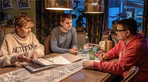 Arbeiten am Fairtradeprojekt: (von links) Sabine Balletshofer-Wimmer, Sprecherin der Steuerungsgruppe, mit den Stadträten und Steuerungsgruppenmitgliedern Leonhard Sedlbauer und Michael Hörl.Foto Thomae