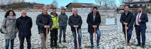 Architektin Elisa Wimmer von Planspiel Architektur, Martin Wimmer, Zweiter Geschäftsführer von ICC, Stefan Inhauser, Geschäftsführer von ICC, Martin Straßer vom gleichnamigen Baggerbetrieb, Martin Zauner von Edeka, Markus Sollacher, künftiger Edeka-Marktbetreiber, Riederings Bürgermeister Christoph Vodermaier und stellvertretender Geschäftsleiter Johannes Lang beim Spatenstich.Foto Kirchner
