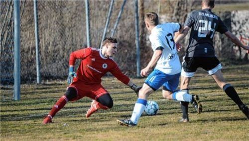 Au-Stürmer Marinus Müllauer (Mitte) schob den Ball an Raublings Torwart Maximilian Wunderlich vorbei zum 2:0 für den ASV Au. Auch Verteidiger Quirin Wolfrum konnte nicht mehr eingreifen.Foto Franz Ruprecht