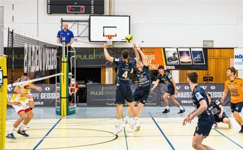 Auch das Verbiegen von Zuspieler Alex Brandstetter hat nichts genützt gegen den souveränen Spitzenreiter aus Karlsruhe. Foto Fabian Bartsch