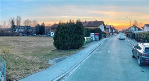 Auf dem Gemeindegrundstück an der Heufelder Straße 18 könnten Wohncontainer für die zeitlich begrenzte Ukrainehilfe aufgestellt werden.