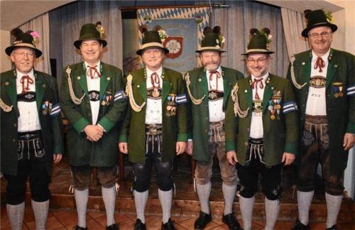 Auf der Jahresversammlung waren: (von links) Leutnant Schatzmeister Jürgen Zierow, Oberleutnant Franz Zäch, Hauptmann Willi Berger, Leutnant Fähnrich Hans Schmid, Leutnant Schützenmeister Erdmann Lerch und Leutnant Schriftführer Gerd Zimmermann.Foto re