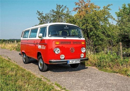 Auf einer ersten kleinen Spritztour wie hier mit dem VW T2 auf bekannter Strecke lässt sich schnell feststellen, ob der Oldtimer den Winter gut überstanden hat. Foto aum/GTÜ