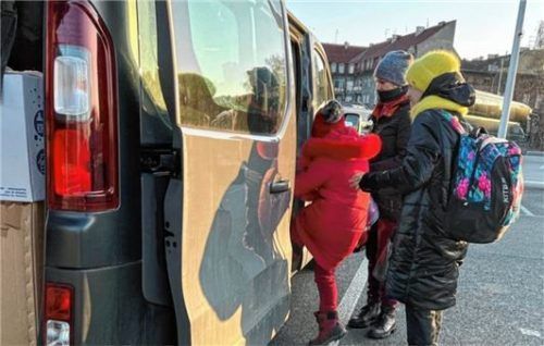 Auf und davon: Flüchtlinge steigen in den Transporter, der sie ins ferne Brannenburg bringt.