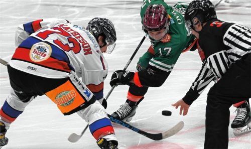 Auftakt in die Play-off-Runde: Die Rosenheimer Eishockeyspieler bestreiten am Freitag gegen Hamburg ihr erstes Play-off-Spiel in dieser Saison. Foto Hans-Jürgen Ziegler
