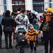 Außerplanmäßiger Halt bringt erste Kriegsflüchtlinge