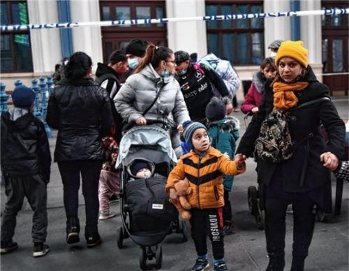 Aus Budapest sind die ersten ukrainischen Flüchtlinge in Rosenheim angekommen, wo sie nach ihrer Registrierung ins Ankunftszentrum nach München gebracht wurden. Foto dpa