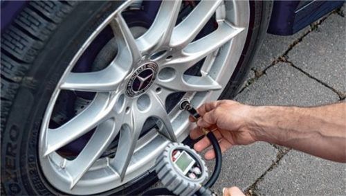 Autofahrer sollten den Reifendruck bei jedem Tankstellenbesuch überprüfen und gegebenenfalls anpassen. Foto Dekra/mid/ak-o