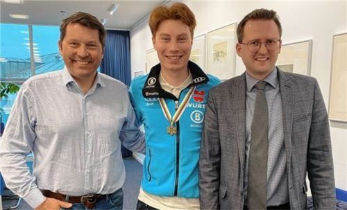 Bad Aiblings Bürgermeister Stephan Schlier (rechts) und Tom Priermeier (links), Erster Vorstand des SC Bad Aibling, gratulieren Linus Witte zur Bronzemedaille.Foto Simeth