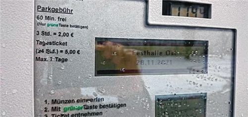 Bad Endorf will das Parkraumbewirtschaftungskonzept – ähnlich der Gemeinde Aschau – am Parkplatz P3 an der Ströbinger Straße betreiben. Das Foto zeigt den Parkautomaten an der Festhalle in Aschau. Foto Kirchner