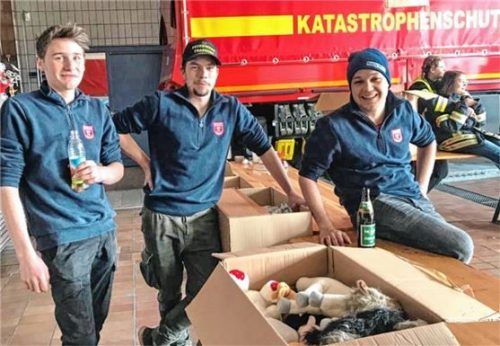 Begeistert von der Hilfsbereitschaft: (von links) Fabian Weber, Lukas Göttlinger und Jonas Sandner beim Verpacken der Spenden.Foto hötzelsperger