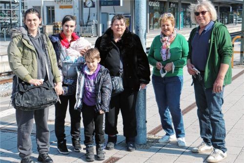 Bei der Ankunft am Rosenheimer Bahnhof (von links ): Die Freundin von Ganna Farladanska, Ganna Farladanska, ihre Mutter, Kolbermoors Dritte Bürgermeisterin Sabine Balletshofer und der Helfer, der sowohl beim Transport als auch bei der Unterkunft in Kolbermoor hilft. Als „Erkennungszeichen“ hatte Ganna Farladanska das Trikot des SV DJK Kolbermoor und den Trainingsanzug an. Foto Gerhard Erlich