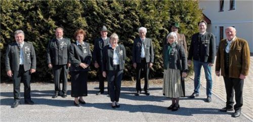 Bei der Hauptversammlung der Altschützen Eggstätt waren anwesend: (von links) Stefan Langl, Hubert Ludwig, Elisabeth Ludwig, Sebastian Mayer, Ingrid Sylla, Max Sylla, Manuela Wierer, Bernhard Bremer, Michael Murner und Bürgermeister Christian Glas. Der neu gewählte Schützenmeister Michael Feichtner ist nicht auf dem Bild.Foto re
