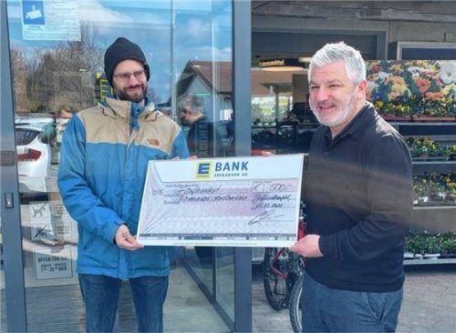 Bei der Scheckübergabe: Der Inhaber des Edeka-Marktes, Sedat Karavil, (rechts) mit Jörg Gottfriedsen, Vorsitzender des Fördervereins Karolinenkirche.Foto re