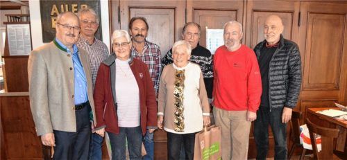 Bei der Übergabe der Preistüten: (von links) Bürgermeister Peter Kloo, Franz Bernert, Traudl Kurz, Peter Sedlbauer, Johanna Weber, Klaus Hammerschmid, Sepp Warmedinger und Dr. Berthold Suldinger. Foto Sedlbauer