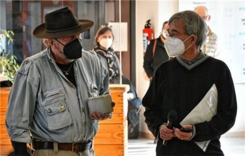 Bei der Übergabe: Künstler Gunter Demnig (links) und Thomas Nowotny mit dem Stolperstein für Lisi Block.