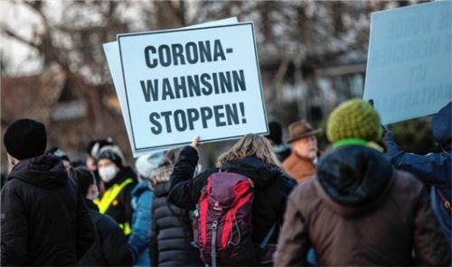 Bei einer Demonstration gegen Corona-Maßnahmen (Symbolfoto) war es im Mai 2020 zu einer Auseinandersetzung zwischen einer 57-jährigen Frau, deren Sohn und der Polizei gekommen. Foto dpa