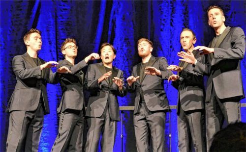 Bei ihrer Musik geraten die King’s Singers gerne selber in Bewegung. Foto Janka