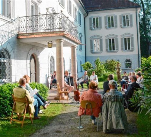 Beim „Singen am See“ vor dem Schloss Hartmannsberg. Foto Landratsamt
