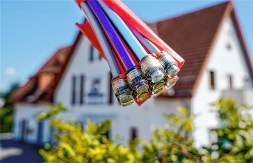 Bis ins Haus will die Deutsche Telekom auch in der Region Rosenheim flächendeckend Glasfaserkabel verlegen. Foto dpa