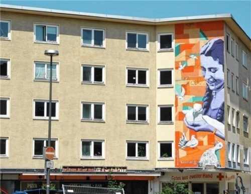 Bis zu seinem Abriss schmückte das Bild von Elisabeth Block den ehemaligen Filmpalast. Ein ähnliches Wandbild könnte im kommenden Jahr an der Mädchenrealschule zu finden sein. Foto Schlecker