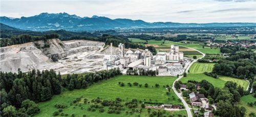 Blick auf das Rohrdorfer Zementwerk, in dem die Pilotanlage errichtet wird.Foto  re