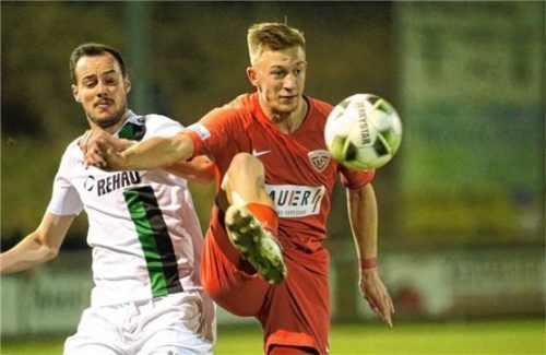 Buchbach Tobias Sztaf wird hier bedrängt von SC-Kapitän Sebastian Schäferlein.Foto Michael Buchholz