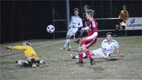 Da witterte Großholzhausen noch einmal Hoffnung: Lukas Steidl (Mitte) erzielt im Gemeindederby gegen Raubling den 1:2-Anschlusstreffer. Foto Franz Ruprecht