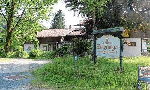 Das alte Gebäude des Sachranger Hofs wird in den kommenden Wochen abgerissen. Auf dem Gelände soll ein Hotel mit Spa- und Gastronomiebereich entstehen. Foto Rehberg