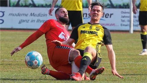 Das Bayernliga-Duell zwischen dem SV Kirchanschöring (Toni Peter, rechts) und Türkspor Augsburg war zugleich auch ein Qualifikationsspiel für den Toto-Pokal.Foto Butzhammer