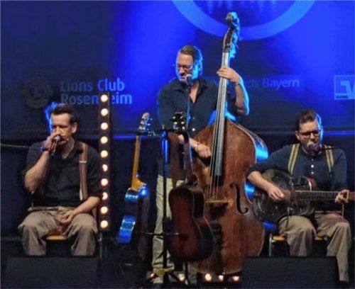 Das Blues-Duo Black Patti spielte im Ballhaus Titel aus dem von Comic-Ikone Robert Crumb gestalteten Album „Satan´s Funeral“.Foto friedrich