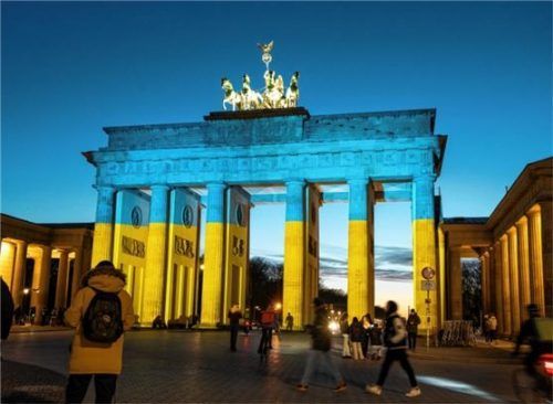 Das Brandenburger Tor in Berlin erstrahlt in den Farben der Ukraine. Die Rosenheimer Politiker wünschen sich, dass künftig auch an städtischen Gebäuden die Flagge zu sehen ist.Foto dpa