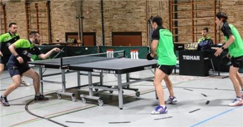 Das Duo Urbancic/Grampovcnik (links) setzte sich in fünf Sätzen gegen Bad Aiblings Duo Schindler/Gerassimenko durch und sorgte für die 1:0 Führung des SBR.Foto Gerhard Erlich