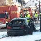 Auto brennt nach Unfall völlig aus