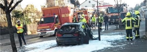 Das Fahrzeug brannte völlig aus. Foto re