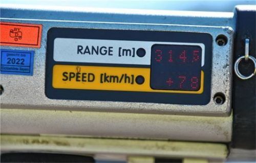 Das Lasergerät zeigt genau an, wie schnell die Autos gefahren sind und wie weit sie entfernt waren.