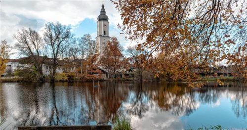 Das Mösl mit der Kirche ist das „äußere Wahrzeichen“ Pruttings. Der innere Wert des Ortes ist laut Bürgermeister Johannes Thusbaß vor allem ein starker Gemeinschaftssinn. Foto Thomae