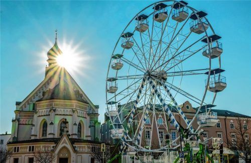 Das Riesenrad am Ludwigsplatz steht für die erste Fahrt bereit. Foto Rainer Nitzsche