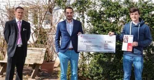 Das Siegerteam der Depotgesamtbewertung waren die „PepesPoggers“. Lehrer André Hamann (von links) und Patrick Eder, Regionalleiter Rosenheim Zentrum der Sparkasse Rosenheim-Bad Aibling, überreichten Steffen Krapp als Vertreter des Teams das Preisgeld.Foto Sparkasse